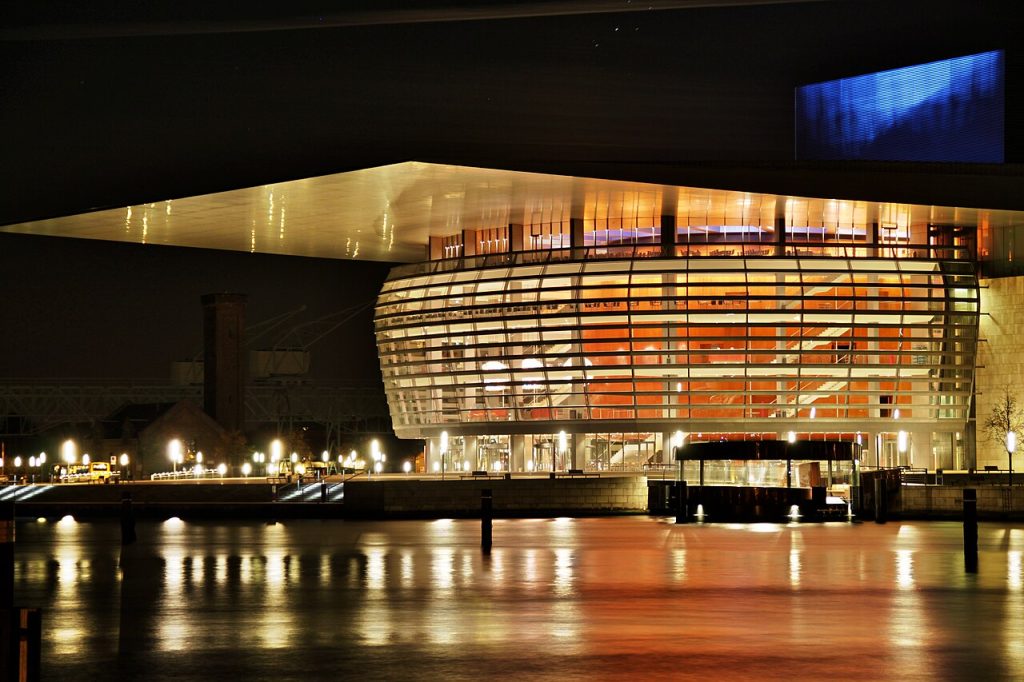 Operaen i København oplyst om natten