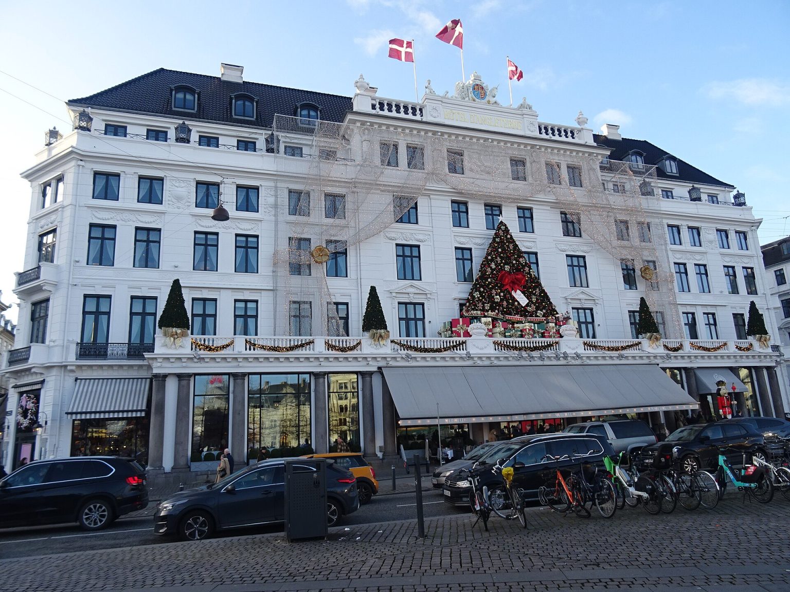 Hotel d'Angleterre pyntet til jul på Kongens Nytorv